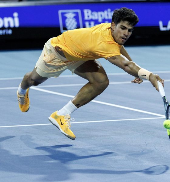 El español Carlos Alcaraz en acción contra el brasileño João Fonseca durante su partido de segunda ronda de individuales masculinos en el torneo de tenis Miami Open 2026 en el Hard Rock Stadium de Miami, Florida (EE.UU.). EFE/CRISTOBAL HERRERA-ULASHKEVICH