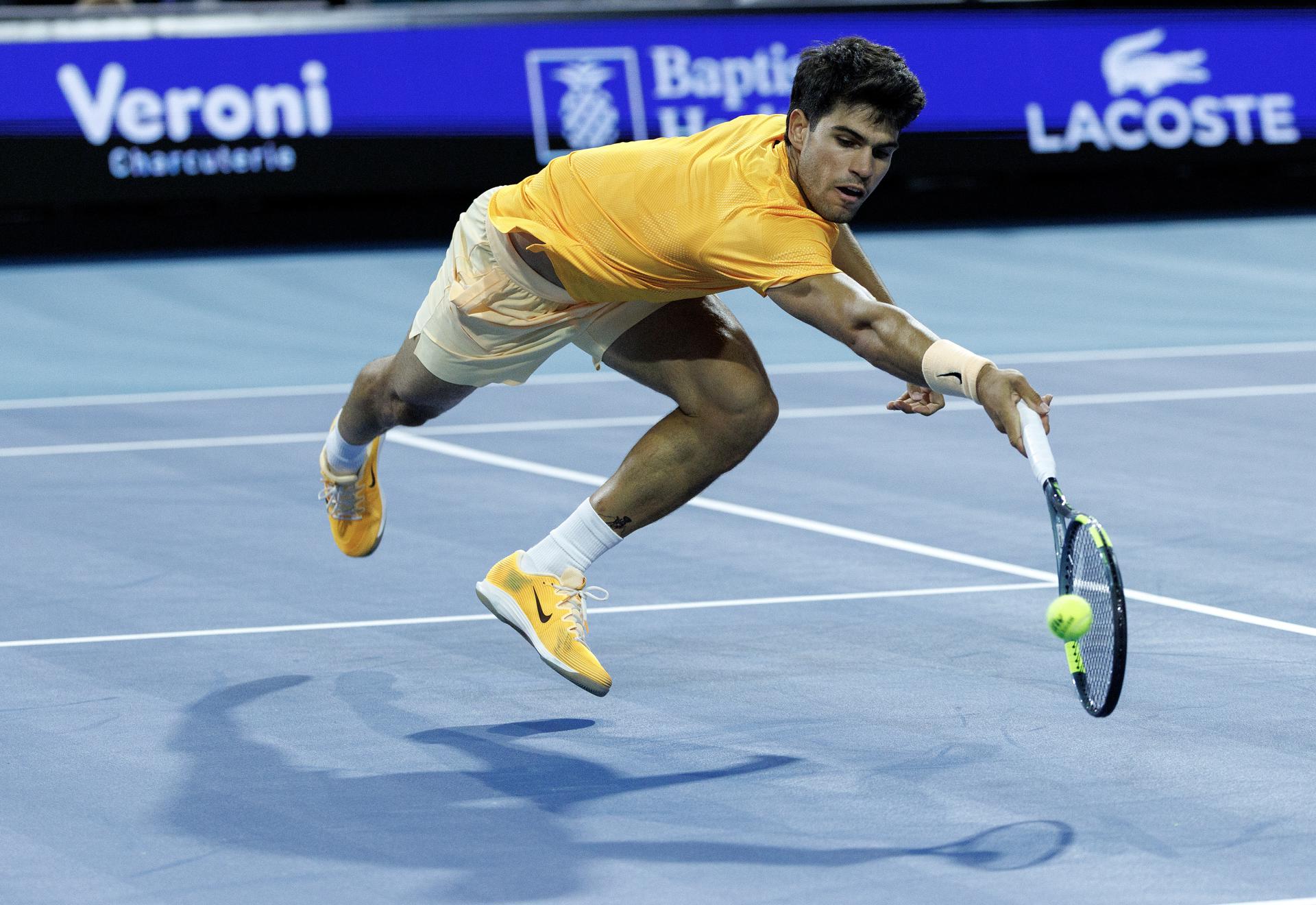 El español Carlos Alcaraz en acción contra el brasileño João Fonseca durante su partido de segunda ronda de individuales masculinos en el torneo de tenis Miami Open 2026 en el Hard Rock Stadium de Miami, Florida (EE.UU.). EFE/CRISTOBAL HERRERA-ULASHKEVICH