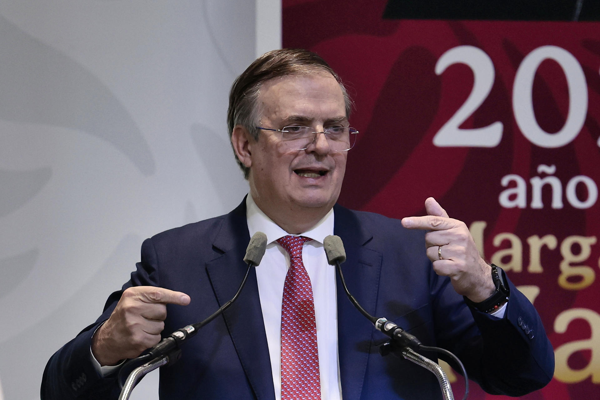 Fotografía de archivo del secretario de economía de México, Marcelo Ebrard, hablando durante una rueda de prensa en Ciudad en Ciudad de México (México).EFE/ José Méndez