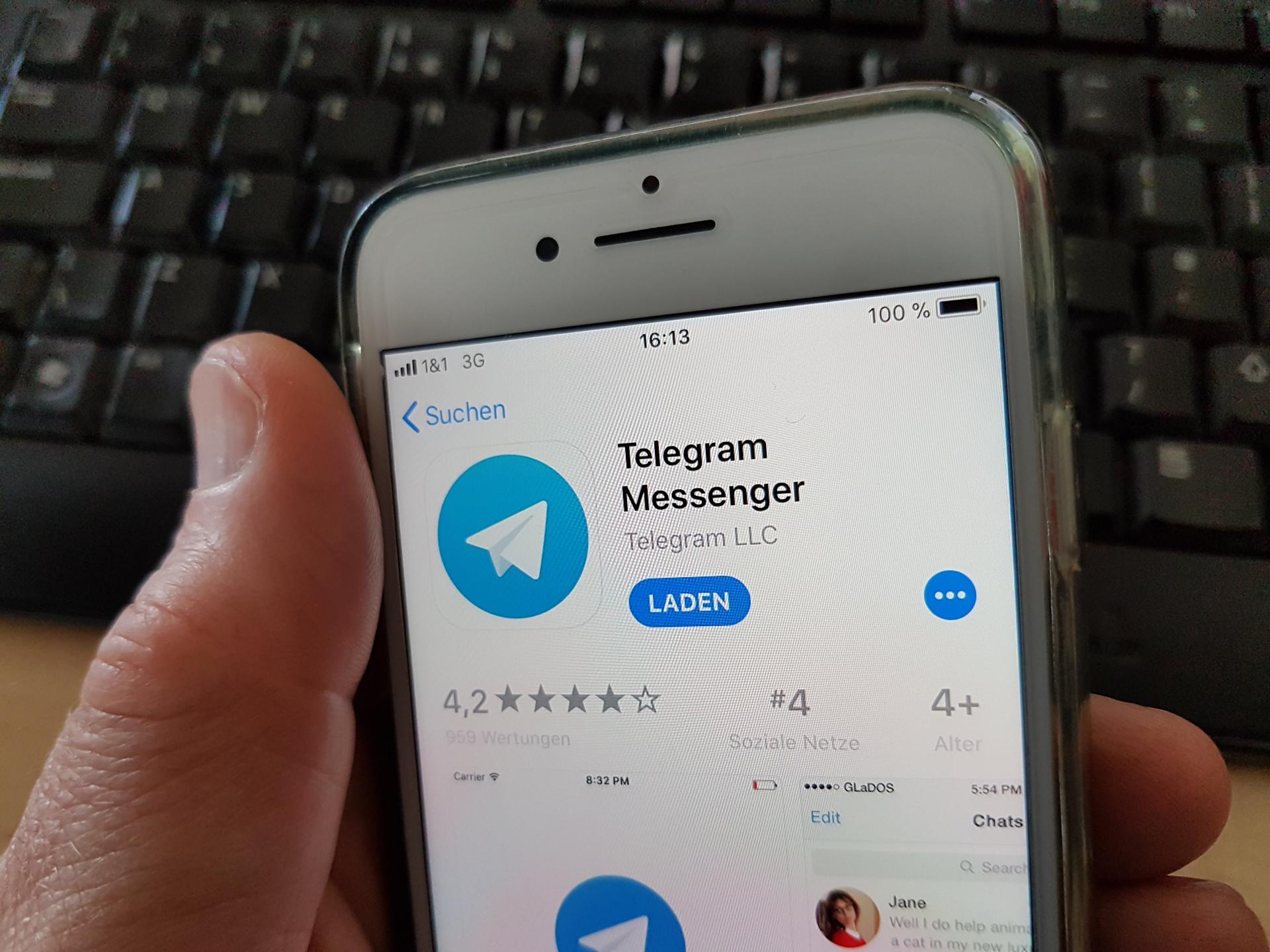Vista de la aplicación Telegram Messenger en un teléfono móvil en una imagen de archivo. EFE/ Mauritz Antin