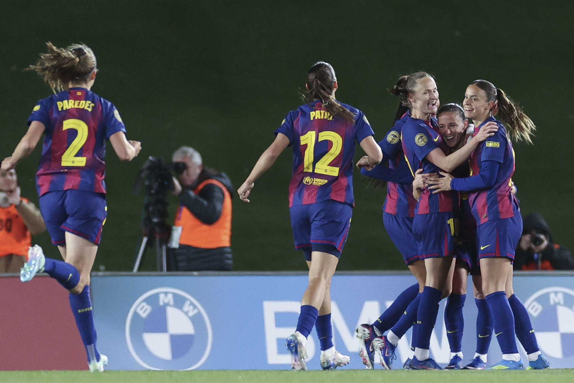 Las jugadoras del Barcelona celebran el 0-1 de Ona Batlle. EFE/Víctor Lerena