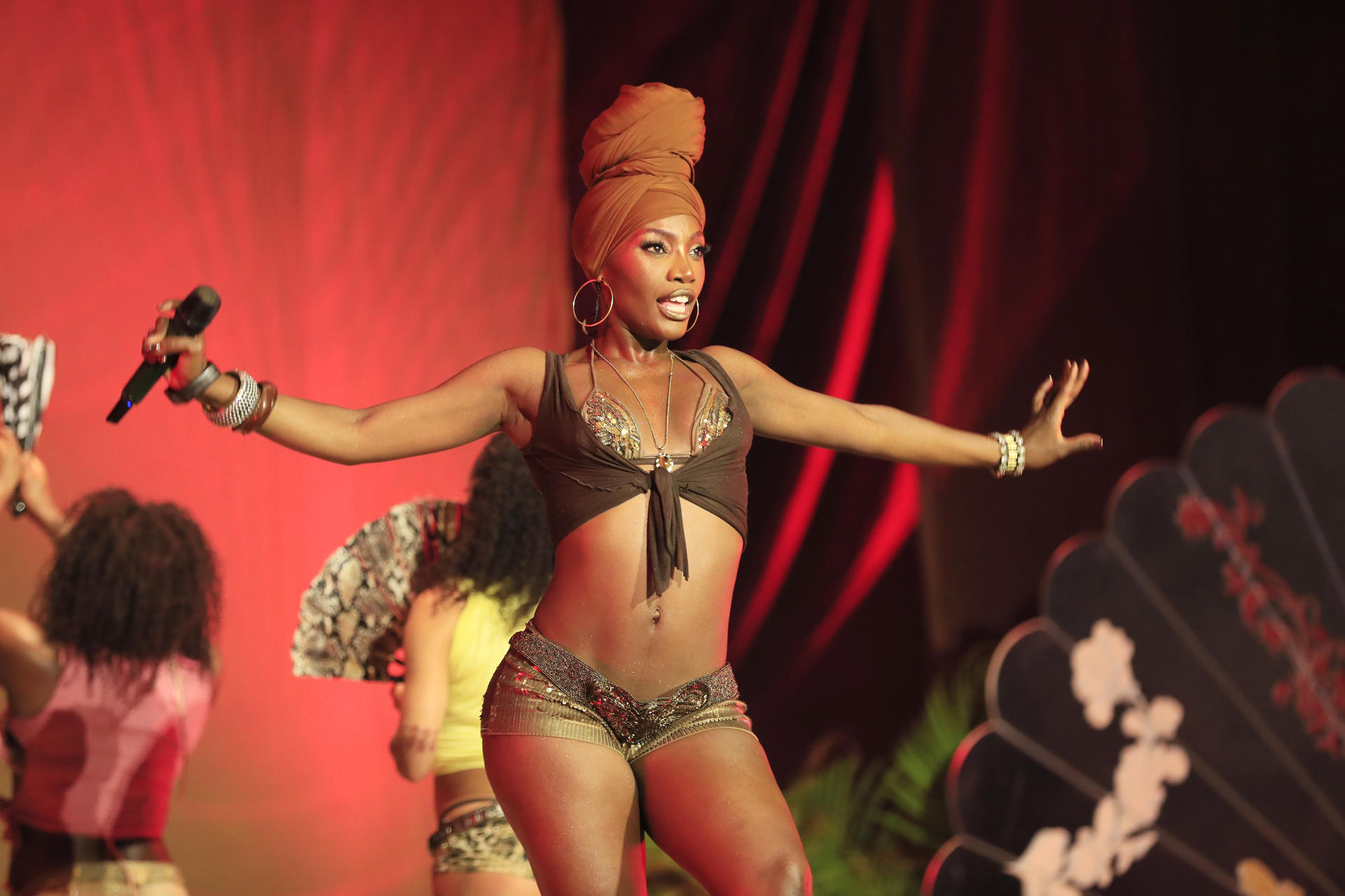 La rapera y cantante estadounidense Doechi, canta durante su presentación en el Festival Estéreo Picnic (FEP) este domingo, en Bogotá (Colombia). EFE/ Carlos Ortega