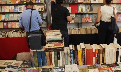 MEX1040. CIUDAD DE MÉXICO (MÉXICO), 26/04/2025.- Personas asisten a la Fiesta del libro y la Rosa este viernes, en la Universidad Nacional Autónoma de México (UNAM) de Ciudad de México (México). La Fiesta del Libro y la Rosa, una de las invitaciones a la lectura más importantes en México, abre sus puertas este fin de semana para recibir a todo tipo de lectores y contrarrestar las cifras nacionales del país norteamericano, con un promedio de lectura de 3,2 libros al año. EFE/ Mario Guzmán/EFE/ ARCHIVO