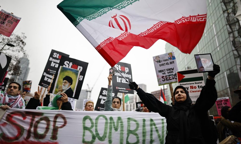 - Las personas muestran pancartas y banderas de Irán mientras asisten a la marcha 'Hands off Iran' hacia la Embajada de EE.UU. en Londres, Reino Unido, 07 de marzo de 2026. La marcha es organizada por 'Stop the War' para protestar contra la participación de Estados Unidos e Israel en el conflicto en curso con Irán y en el Medio Oriente. (Protestas, Reino Unido, Estados Unidos, Londres) EFE/EPA/TOLGA AKMEN