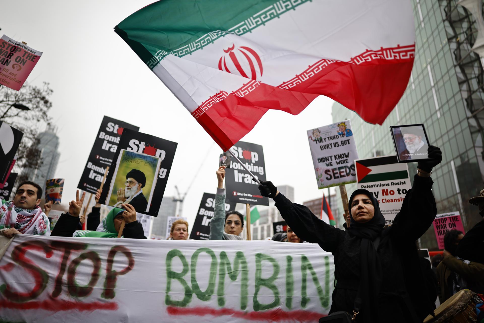 - Las personas muestran pancartas y banderas de Irán mientras asisten a la marcha 'Hands off Iran' hacia la Embajada de EE.UU. en Londres, Reino Unido, 07 de marzo de 2026. La marcha es organizada por 'Stop the War' para protestar contra la participación de Estados Unidos e Israel en el conflicto en curso con Irán y en el Medio Oriente. (Protestas, Reino Unido, Estados Unidos, Londres) EFE/EPA/TOLGA AKMEN