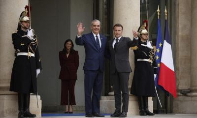 El presidente francés, Emmanuel Macron (d), saluda al presidente de la República Dominicana, Luis Abinader (I), a su llegada al Palacio del Elíseo en París, Francia, el 24 de marzo de 2026. EFE/YOAN VALAT