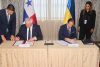 El ministro de Relaciones Exteriores de Ucrania, Andrii Sybiha (i) y el ministro de Relaciones Exteriores de Panamá, Javier Martínez-Acha, firman documentos este viernes, en Ciudad de Panamá (Panamá). EFE/ Gabriel Rodríguez
