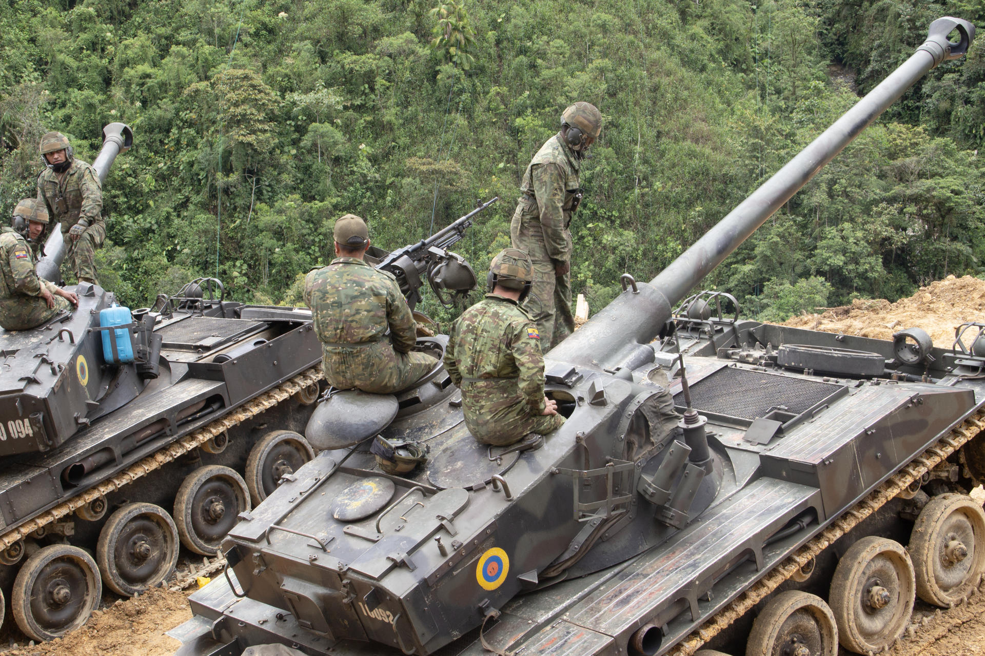Integrantes del Ejército de Ecuador participan durante un operativo en una zona donde presuntamente se realizaban actividades de minería ilegal, este viernes en la localidad de El Chical, provincia de Carchi (Ecuador). EFE/ Xavier Montalvo