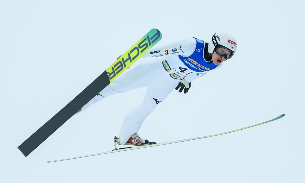 El japonés Tomofumi Naito logró este domingo su primera victoria en la Copa del Mundo de saltos de esquí nórdico al ganar la segunda de las pruebas programadas para este fin de semana en el trampolín Holmenkollen de Oslo. EFE/EPA/Terje Pedersen