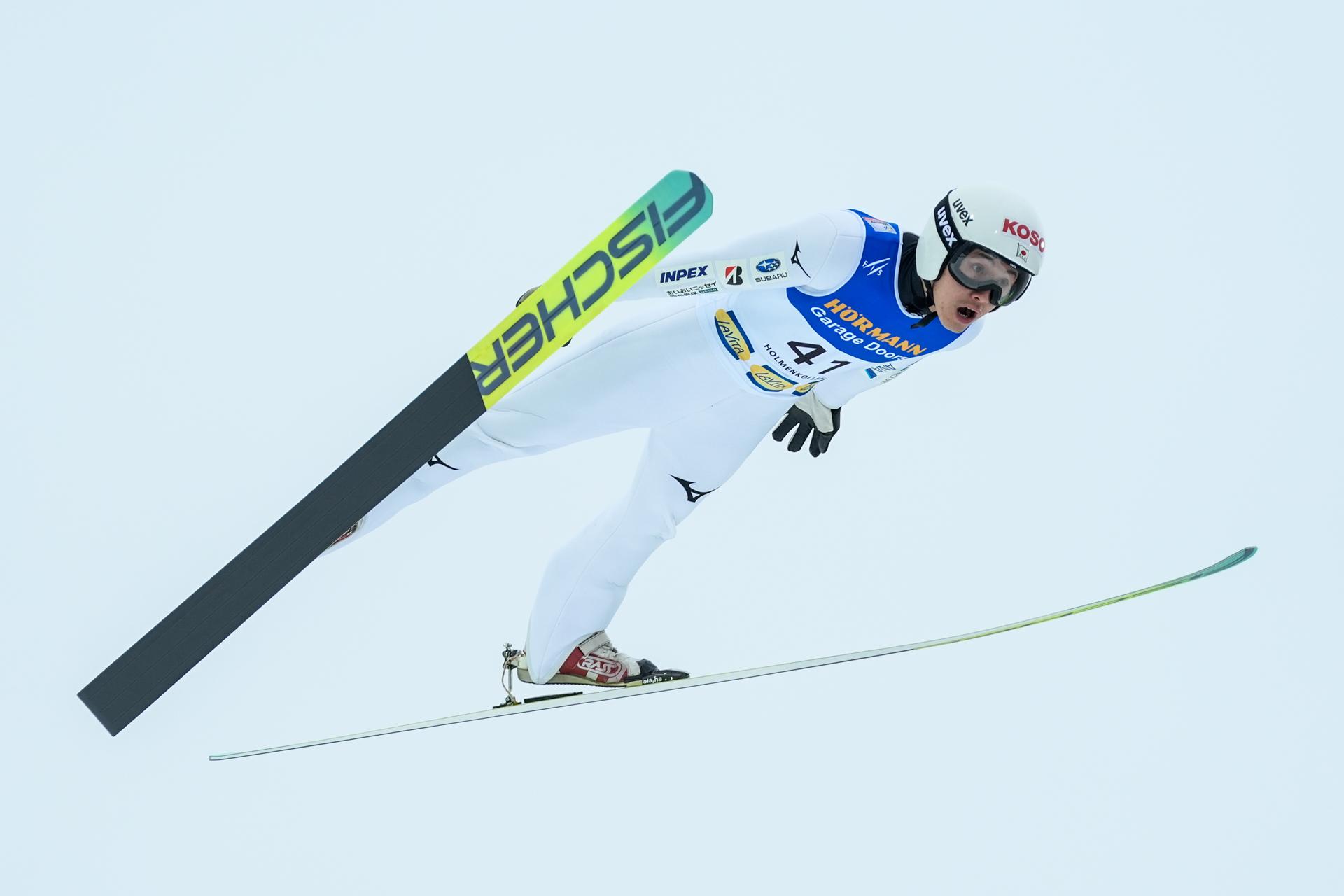 El japonés Tomofumi Naito logró este domingo su primera victoria en la Copa del Mundo de saltos de esquí nórdico al ganar la segunda de las pruebas programadas para este fin de semana en el trampolín Holmenkollen de Oslo. EFE/EPA/Terje Pedersen