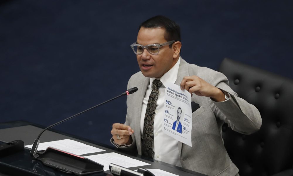 El diputado por el partido gobernante Nuevas Ideas (NI) Walter Alemán habla durante una sesión plenaria este jueves, en San Salvador (El Salvador). EFE/ Rodrigo Sura