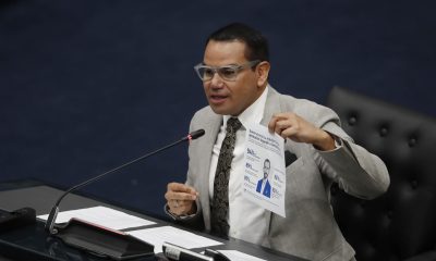 El diputado por el partido gobernante Nuevas Ideas (NI) Walter Alemán habla durante una sesión plenaria este jueves, en San Salvador (El Salvador). EFE/ Rodrigo Sura