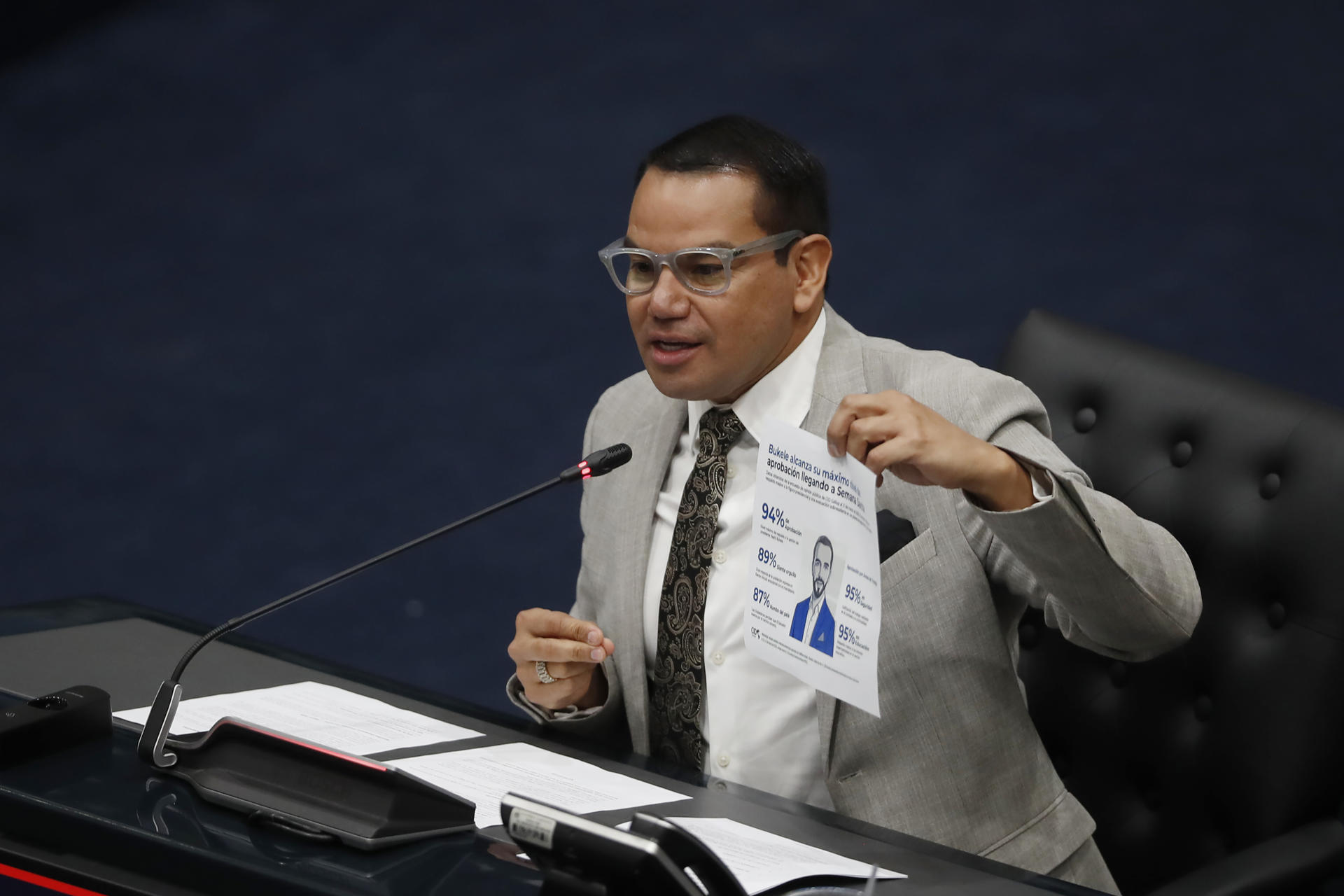 El diputado por el partido gobernante Nuevas Ideas (NI) Walter Alemán habla durante una sesión plenaria este jueves, en San Salvador (El Salvador). EFE/ Rodrigo Sura