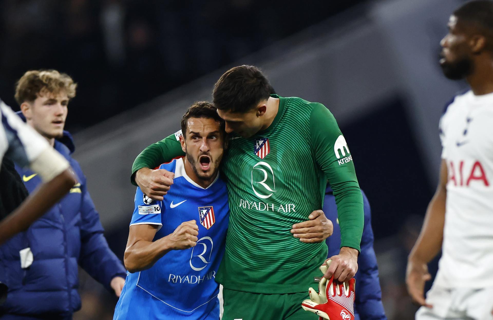 El portero del Atletico Madrid Juan Musso (d) y el capitán del Atletico Madrid Koke (I) durante el partido de vuelta de los octavos de final de la UEFA Champions League que han jugado Tottenham Hotspurs y Atletico Madrid en Londres. EFE/EPA/TOLGA AKMEN