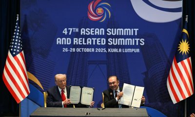 Fotografía de archivo del primer ministro de Malasia, Anwar Ibrahim (d), junto al presidente de Estados Unidos, Donald Trump (i), durante la firma del acuerdo comercial bilateral.
EFE/EPA/MOHD RASFAN / POOL