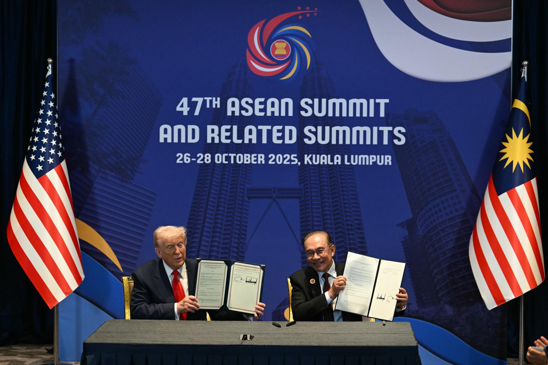 Fotografía de archivo del primer ministro de Malasia, Anwar Ibrahim (d), junto al presidente de Estados Unidos, Donald Trump (i), durante la firma del acuerdo comercial bilateral.
EFE/EPA/MOHD RASFAN / POOL