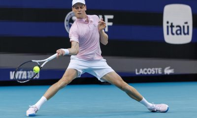 El italiano Jannik Sinner eliminó al estadounidense Alex Michelsen en los octavos de final del Abierto de Miami. EFE/EPA/CRISTOBAL HERRERA-ULASHKEVICH