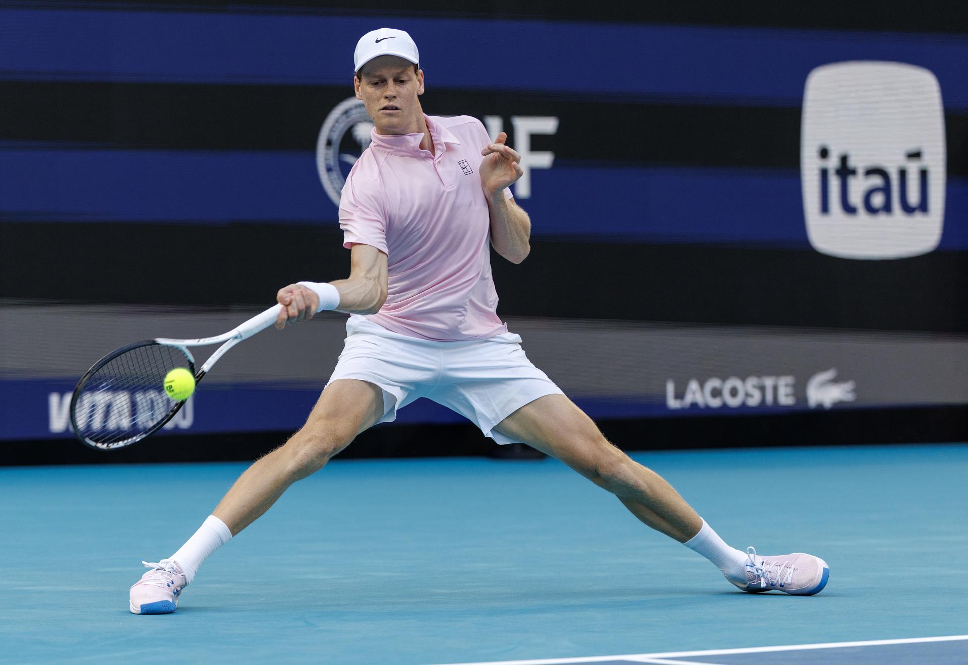 El italiano Jannik Sinner eliminó al estadounidense Alex Michelsen en los octavos de final del Abierto de Miami. EFE/EPA/CRISTOBAL HERRERA-ULASHKEVICH