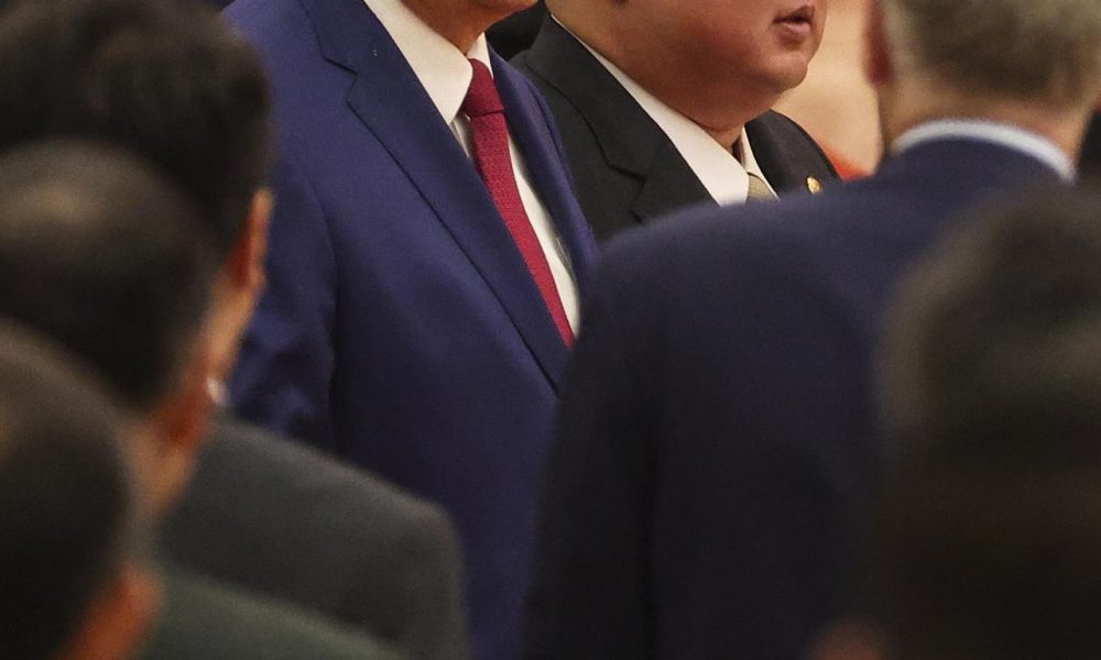 Imagen de archivo del presidente chino Xi Jinping izquierda) y el líder norcoreano Kim Jong Un (derecha) en la recepción en el Gran Salón del Pueblo en Pekín, China, el 3 de septiembre de 2025. EFE/EPA/JESSICA LEE
