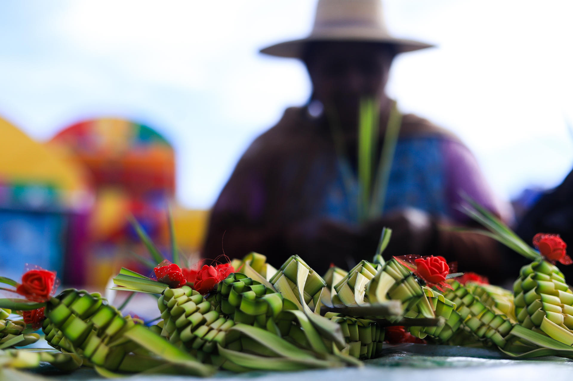 Fotografía que muestra ramos en una feria durante la celebración del Domingo de Ramos en El Alto (Bolivia). EFE/Gabriel Márquez