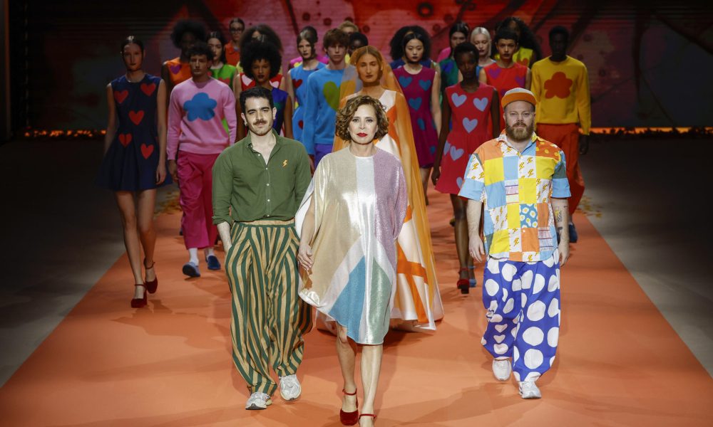 La diseñadora española Agatha Ruiz de la Prada (c) durante el desfile en la Semana de la Moda de Madrid. EFE/J.J.Guillen