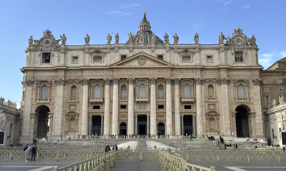 FOTO ARCHIVO. Puerta Santa de la basílica de San Pedro del Vaticano, EFE/ Daniel Cáceres