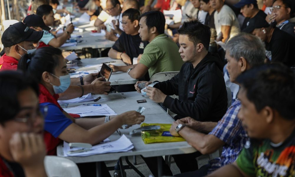 CIUDAD QUEZÓN (Filipinas), 24/03/2026.- Conductores de servicios de transporte de  Filipinas reciben un subsidio distribuido en un parque público de Ciudad Quezón, en Metro Manila, como parte de las medidas de ayuda del gobierno ante el aumento del precio del combustible provocado por el conflicto en Oriente Medio. EFE/EPA/ROLEX DELA PENA