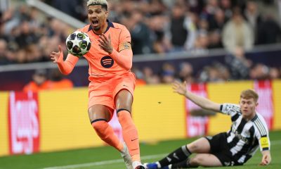 Ronald Araujo, del Barcelona, durante el partido de ida de octavos de fial contra el Newcastle. EFE/EPA/ADAM VAUGHAN