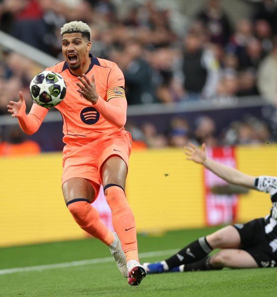 Ronald Araujo, del Barcelona, durante el partido de ida de octavos de fial contra el Newcastle. EFE/EPA/ADAM VAUGHAN