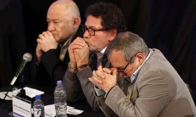 Fotografía de archivo del 22 de junio de 2022 que muestra a los integrantes del antiguo Secretariado de las FARC Julián Gallo Cubillos (i), Pastor Lisandro Alape Lascarro (c) y Rodrigo Londoño Echeverry, en Bogotá (Colombia). EFE/ Mauricio Dueñas Castañeda