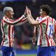 Julián Álvarez y Griezmann celebran el quinto gol en el partido de ida ante el Tottenham de la semana pasada. EFE / Kiko Huesca.