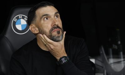 El técnico del Elche, Eder Sarabia, antes del inicio del encuentro correspondiente a la jornada 28 de Laliga EA Sports que disputaron Real Madrid y Elche en el estadio Santiago Bernabéu, en Madrid. EFE / Chema Moya.