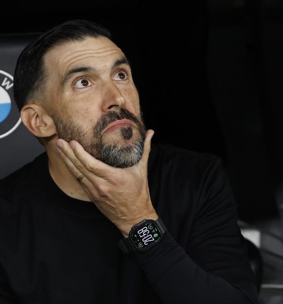 El técnico del Elche, Eder Sarabia, antes del inicio del encuentro correspondiente a la jornada 28 de Laliga EA Sports que disputaron Real Madrid y Elche en el estadio Santiago Bernabéu, en Madrid. EFE / Chema Moya.