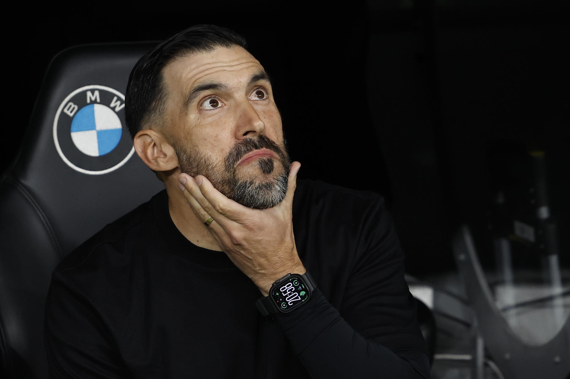 El técnico del Elche, Eder Sarabia, antes del inicio del encuentro correspondiente a la jornada 28 de Laliga EA Sports que disputaron Real Madrid y Elche en el estadio Santiago Bernabéu, en Madrid. EFE / Chema Moya.