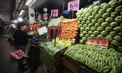 Fotografía de archivo de una mujer comprando productos en la Central de Abasto de la Ciudad de México (México). EFE/ José Méndez