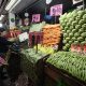 Fotografía de archivo de una mujer comprando productos en la Central de Abasto de la Ciudad de México (México). EFE/ José Méndez