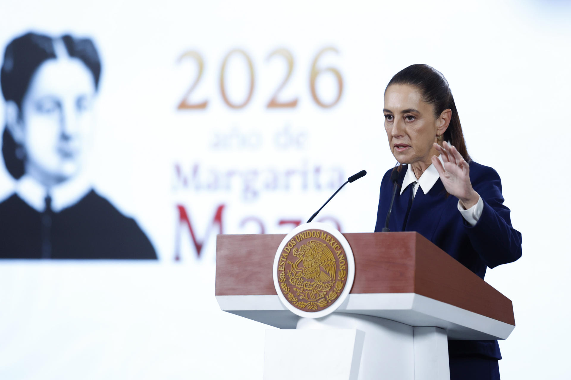 La presidenta de México, Claudia Sheinbaum, habla durante una rueda de prensa este lunes, en el Palacio Nacional de la Ciudad de México (México). EFE/ Sáshenka Gutiérrez