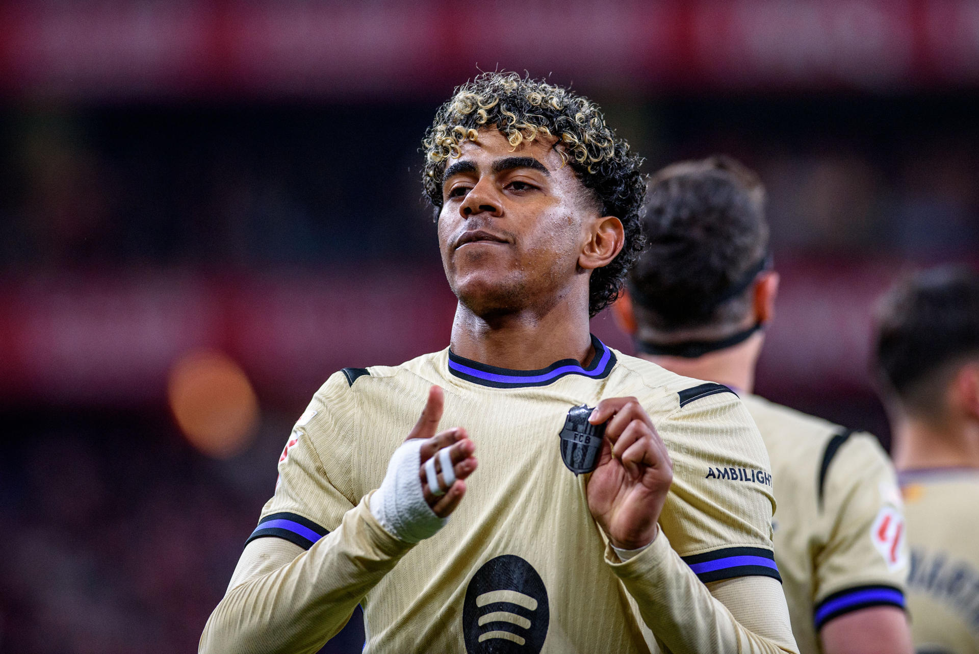 El delantero del Barcelona Lamine Yamal celebra su gol durante el partido de la jornada 27 de LaLiga que Athletic Club de Bilbao y FC Barcelona disputaron en San Mamés. EFE/Javier Zorrilla