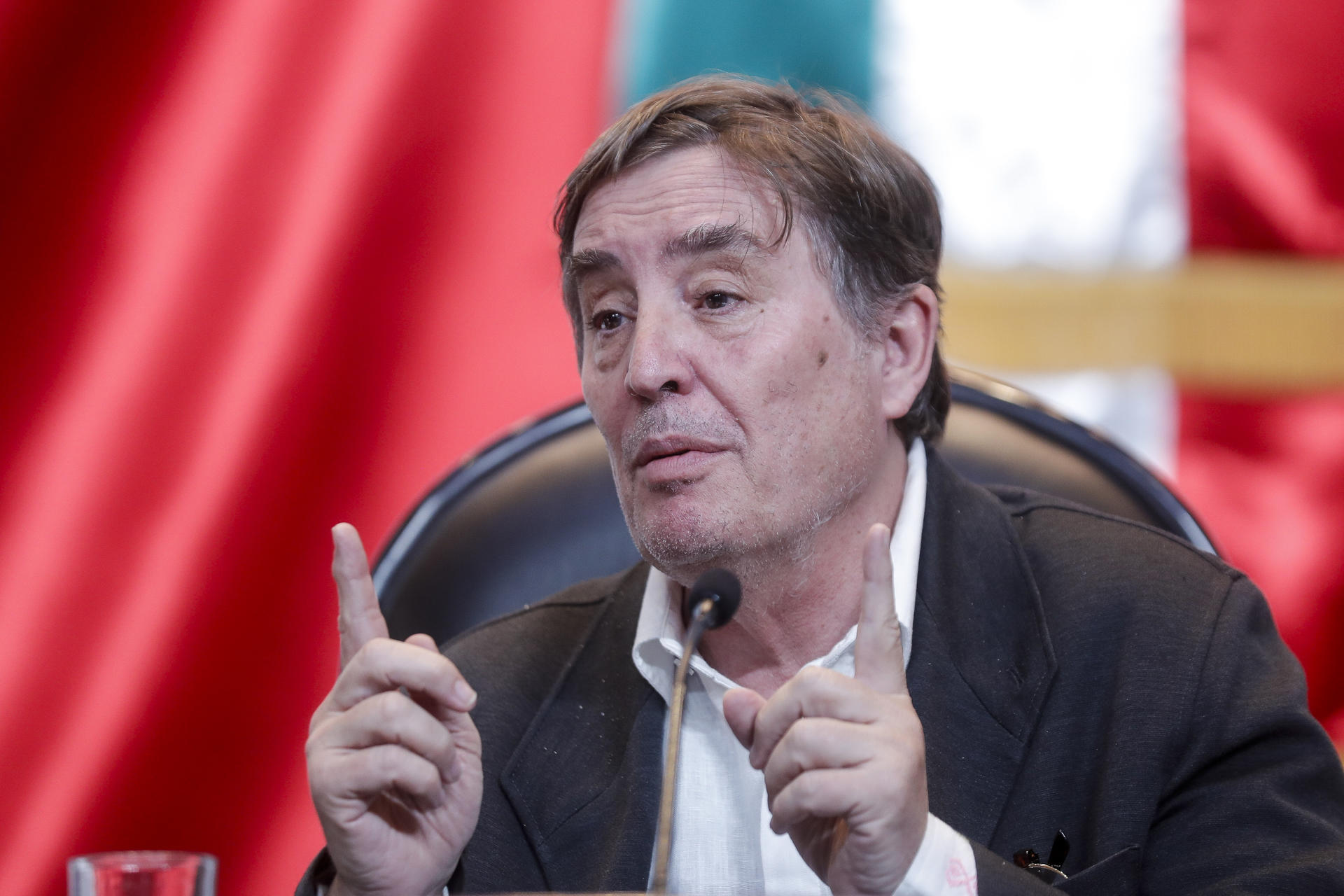 El director del Instituto Cervantes, Luis García Montero, participa en el 'Encuentro de Poetas: 100 años de Jaime Sabines', este jueves en la Cámara de Diputados en Ciudad de México (México). EFE/Isaac Esquivel