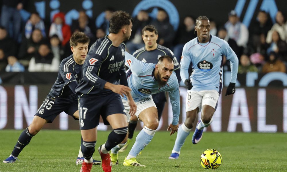 El delantero del Celta Vigo Borja Iglesias (2d) pelea un balón ante el centrocampista turco del Real Madrid Arda Güler (i) durante el partido de la jornada 27 de LaLiga EA Sports que el Celta de Vigo y Real Madrid disputan este viernes, en el Estadio de Balaídos, en Vigo. EFE/ Lavandeira Jr