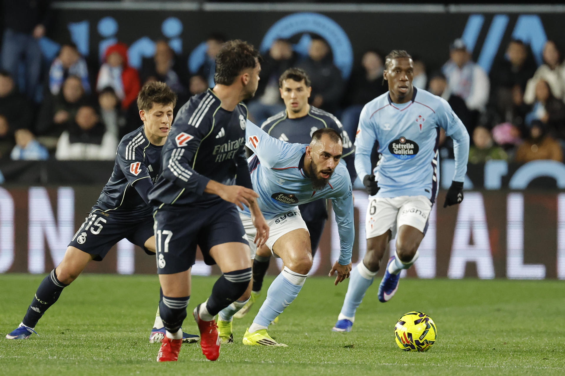 El delantero del Celta Vigo Borja Iglesias (2d) pelea un balón ante el centrocampista turco del Real Madrid Arda Güler (i) durante el partido de la jornada 27 de LaLiga EA Sports que el Celta de Vigo y Real Madrid disputan este viernes, en el Estadio de Balaídos, en Vigo. EFE/ Lavandeira Jr