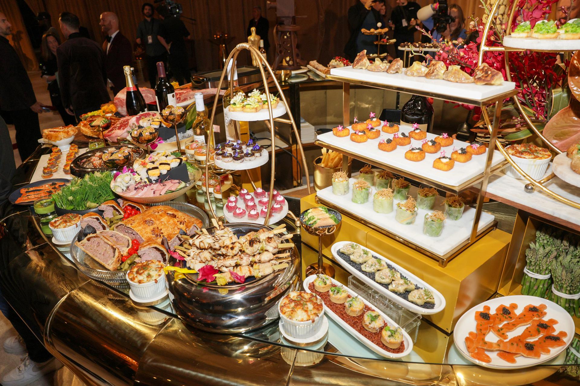 Se exhibe comida en la vista previa del Baile de los Gobernadores de los Oscar en el Ray Dolby Ballroom en Los Ángeles, California, EE. UU., el 10 de marzo de 2026. EFE/EPA/Chris Torres