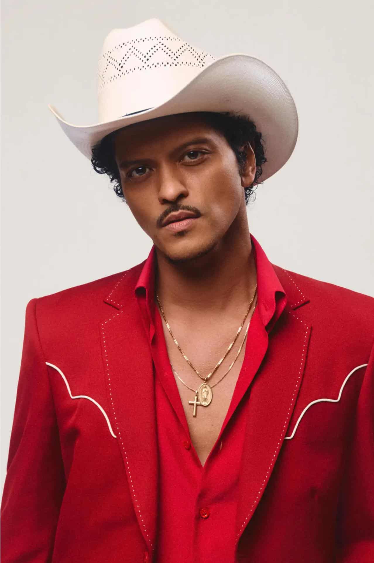 Captura de pantalla cedida por Atlantic Records donde aparece el cantante Bruno Mars quien lanzó junto con la banda el Mariachi Los Criollos de Guadalajara el video 'Risk It All', que ya tiene unos 12.710.385 visualizaciones en solo tres días de su lanzamiento logrando situarse en el número 1 en la lista Tendencias de música de YouTube. EFE/Atlantic Records /SOLO USO EDITORIAL /NO VENTAS /SOLO DISPONIBLE PARA ILUSTRAR LA NOTICIA QUE ACOMPAÑA /CRÉDITO OBLIGATORIO