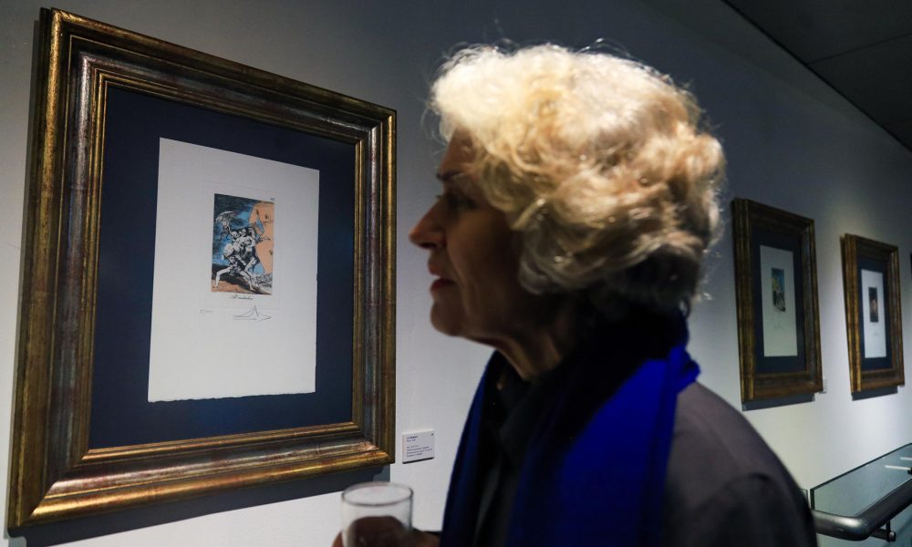 Una persona observa obras de la exposición 'Del capricho al disparate: Goya-Dalí' este 18 de marzo de 2026, en el Museo Nacional de Arte (MNA) en La Paz (Bolivia). EFE/ Gabriel Márquez