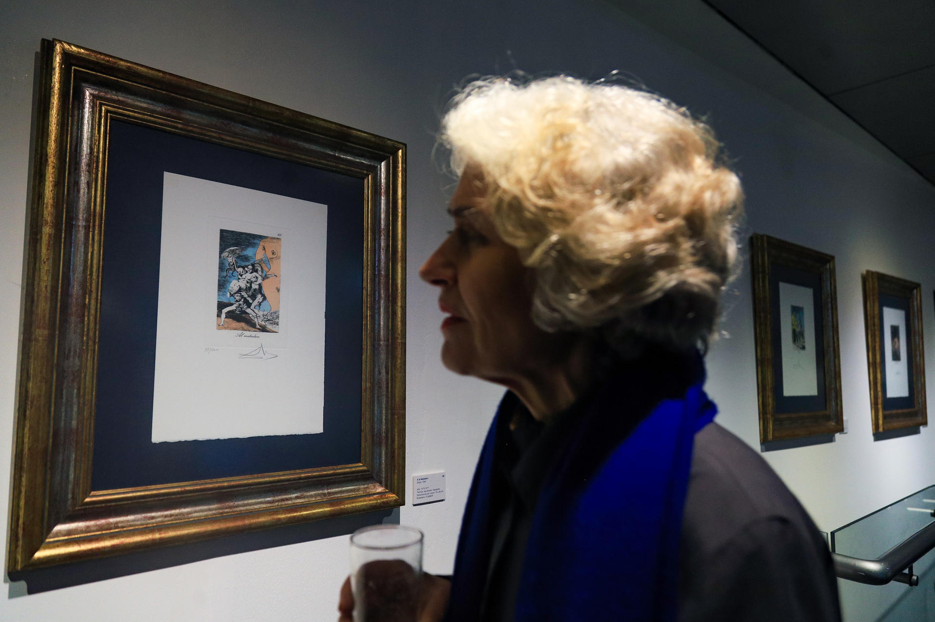 Una persona observa obras de la exposición 'Del capricho al disparate: Goya-Dalí' este 18 de marzo de 2026, en el Museo Nacional de Arte (MNA) en La Paz (Bolivia). EFE/ Gabriel Márquez