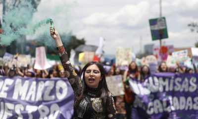 Una persona se manifiesta durante una movilización este domingo en Bogotá (Colombia). EFE/ Camila Díaz