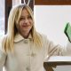 La primera ministra italiana Giorgia Meloni emite su voto en una mesa electoral durante la votación del referéndum constitucional italiano sobre la reforma del sistema judicial en Roma, Italia, 23 de marzo de 2026. (Italia, Roma) EFE/EPA/FABIO FRUSTACI
