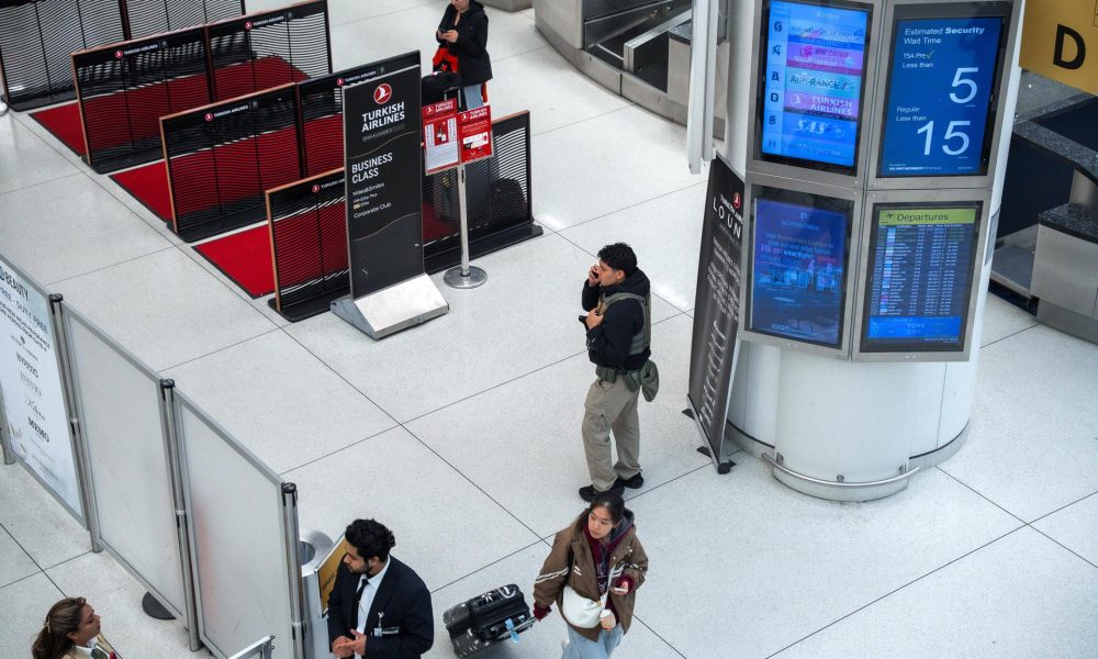 Agentes de Servicio de Inmigración y Control de Aduanas (ICE) son vistos en el aeropuerto John F. Kennedy en Nueva York (EE.UU.). EFE/EPA/OLGA FEDOROVA