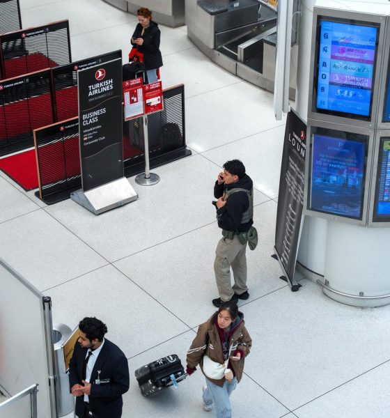 Agentes de Servicio de Inmigración y Control de Aduanas (ICE) son vistos en el aeropuerto John F. Kennedy en Nueva York (EE.UU.). EFE/EPA/OLGA FEDOROVA