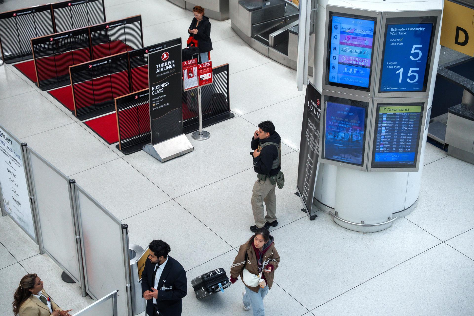Agentes de Servicio de Inmigración y Control de Aduanas (ICE) son vistos en el aeropuerto John F. Kennedy en Nueva York (EE.UU.). EFE/EPA/OLGA FEDOROVA
